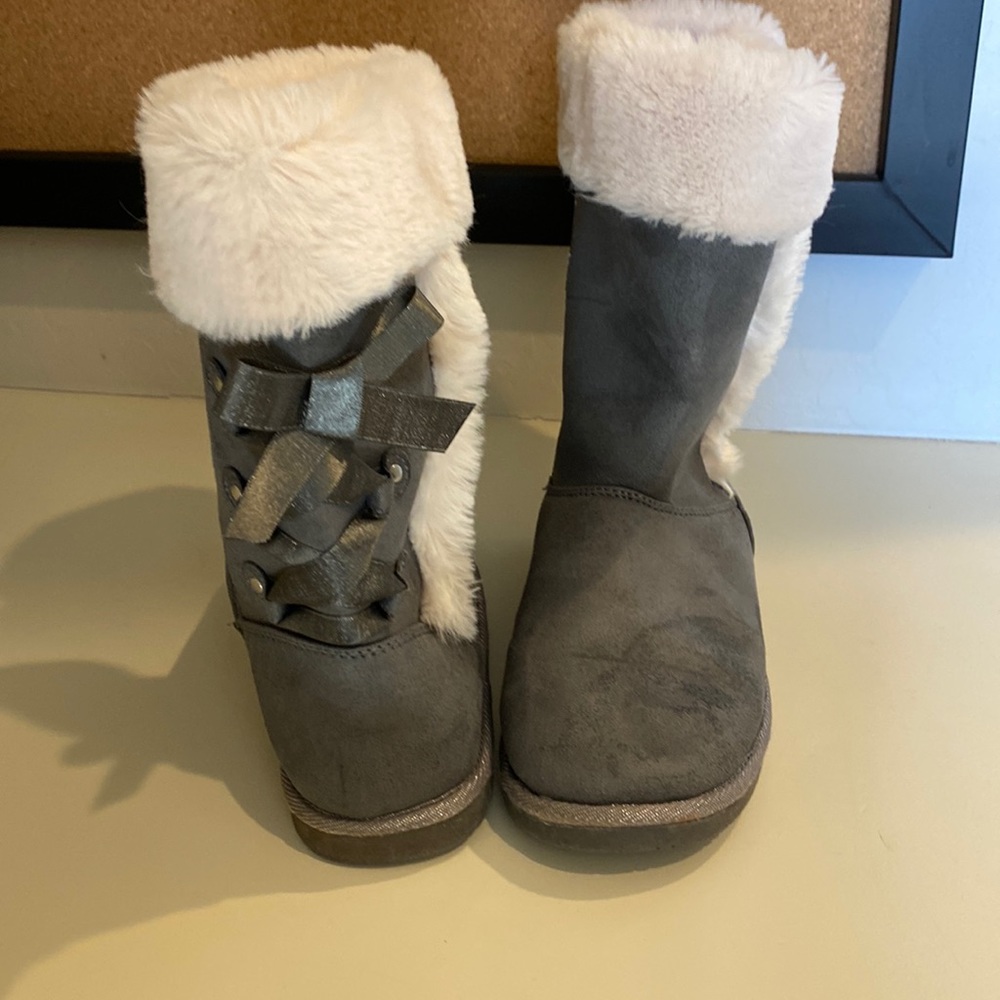 Girls adorable grey fur lined boots! Size 5.